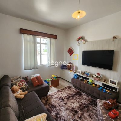 Casa com 370m², 5 quartos (sendo 2 suítes), 3 garagens, no bairro Barreiros em São José