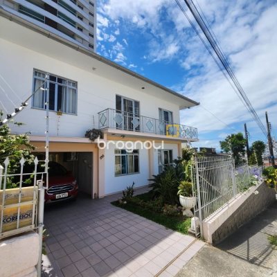 Casa com 370m², 5 quartos (sendo 2 suítes), 3 garagens, no bairro Barreiros em São José