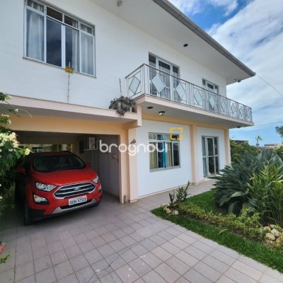 Casa com 370m², 5 quartos (sendo 2 suítes), 3 garagens, no bairro Barreiros em São José