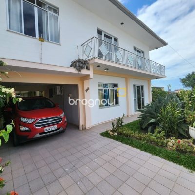Casa com 370m², 5 quartos (sendo 2 suítes), 3 garagens, no bairro Barreiros em São José