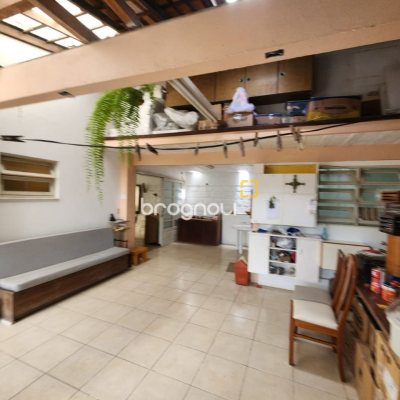 Casa com 370m², 5 quartos (sendo 2 suítes), 3 garagens, no bairro Barreiros em São José