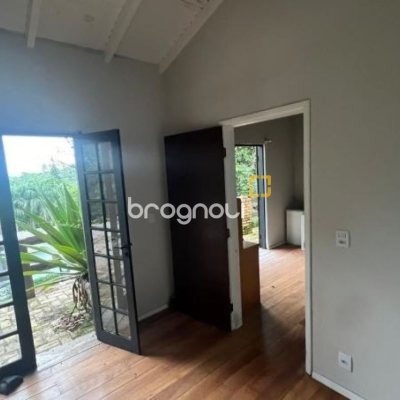 Casa com 152m², 3 quartos (sendo 1 suíte), 2 garagens, no bairro Sambaqui em Florianópolis