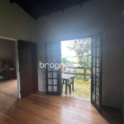 Casa com 152m², 3 quartos (sendo 1 suíte), 2 garagens, no bairro Sambaqui em Florianópolis