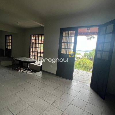 Casa com 152m², 3 quartos (sendo 1 suíte), 2 garagens, no bairro Sambaqui em Florianópolis