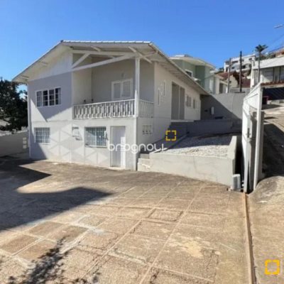 Casa com 176m², 6 quartos (sendo 2 suítes), 4 garagens, no bairro Carvoeira em Florianópolis