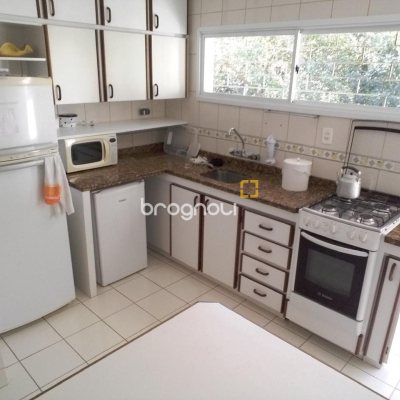 Casa com 176m², 6 quartos (sendo 2 suítes), 4 garagens, no bairro Carvoeira em Florianópolis