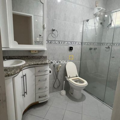 Casa com 176m², 6 quartos (sendo 2 suítes), 4 garagens, no bairro Carvoeira em Florianópolis
