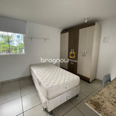 Casa com 176m², 6 quartos (sendo 2 suítes), 4 garagens, no bairro Carvoeira em Florianópolis