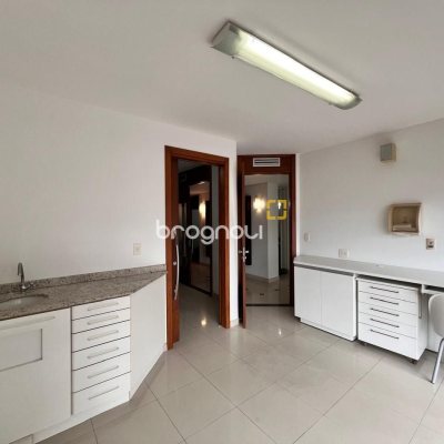 Sala com 163m², 2 garagens, no bairro Centro em Florianópolis
