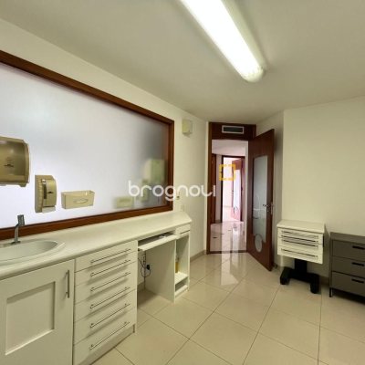 Sala com 163m², 2 garagens, no bairro Centro em Florianópolis