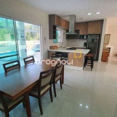 Casa de Condomínio com 224m², 4 quartos (sendo 3 suítes), 2 garagens, no bairro Ponta das Canas em Florianópolis