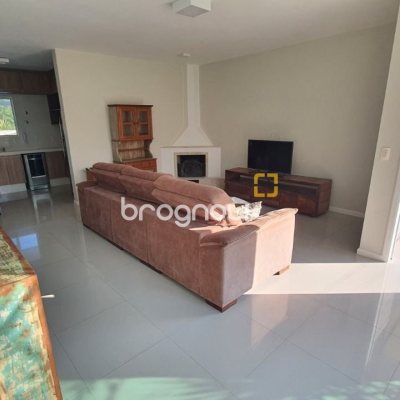 Casa de Condomínio com 224m², 4 quartos (sendo 3 suítes), 2 garagens, no bairro Ponta das Canas em Florianópolis