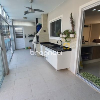 Casa de Condomínio com 224m², 4 quartos (sendo 3 suítes), 2 garagens, no bairro Ponta das Canas em Florianópolis