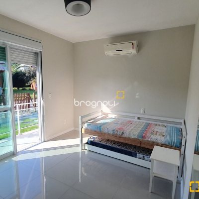 Casa de Condomínio com 224m², 4 quartos (sendo 3 suítes), 2 garagens, no bairro Ponta das Canas em Florianópolis