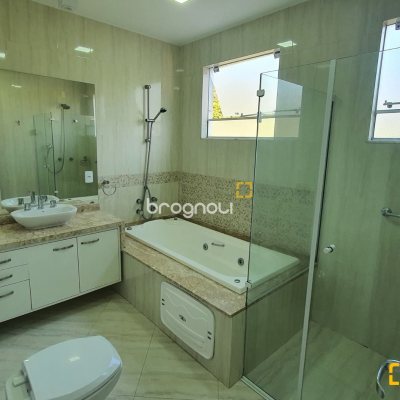 Casa de Condomínio com 224m², 4 quartos (sendo 3 suítes), 2 garagens, no bairro Ponta das Canas em Florianópolis