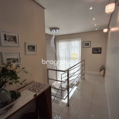 Casa com 235m², 3 quartos (sendo 1 suíte), 2 garagens, no bairro Pedra Branca em Palhoça