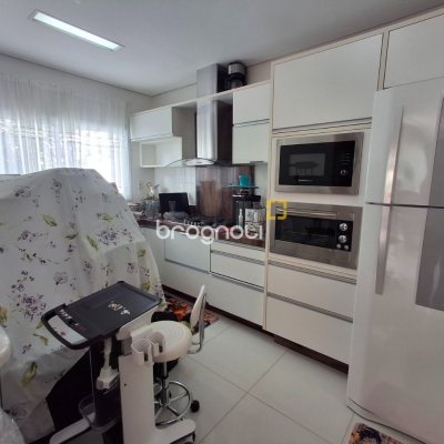 Casa com 235m², 3 quartos (sendo 1 suíte), 2 garagens, no bairro Pedra Branca em Palhoça