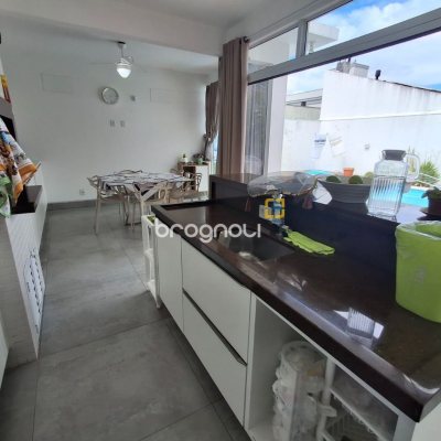Casa com 235m², 3 quartos (sendo 1 suíte), 2 garagens, no bairro Pedra Branca em Palhoça