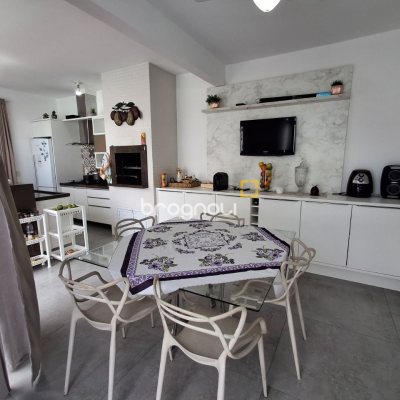 Casa com 235m², 3 quartos (sendo 1 suíte), 2 garagens, no bairro Pedra Branca em Palhoça