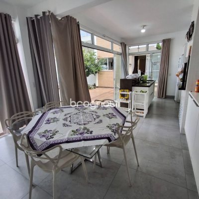 Casa com 235m², 3 quartos (sendo 1 suíte), 2 garagens, no bairro Pedra Branca em Palhoça