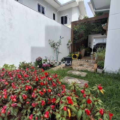Casa com 235m², 3 quartos (sendo 1 suíte), 2 garagens, no bairro Pedra Branca em Palhoça