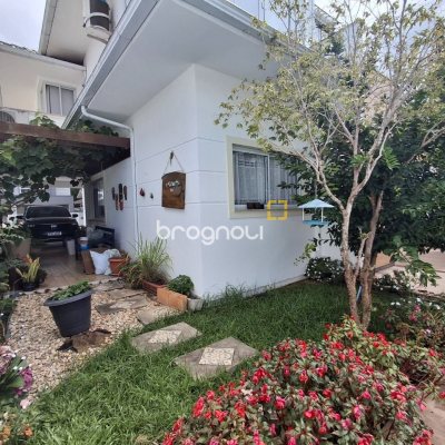 Casa com 235m², 3 quartos (sendo 1 suíte), 2 garagens, no bairro Pedra Branca em Palhoça