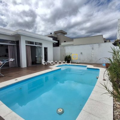 Casa com 235m², 3 quartos (sendo 1 suíte), 2 garagens, no bairro Pedra Branca em Palhoça