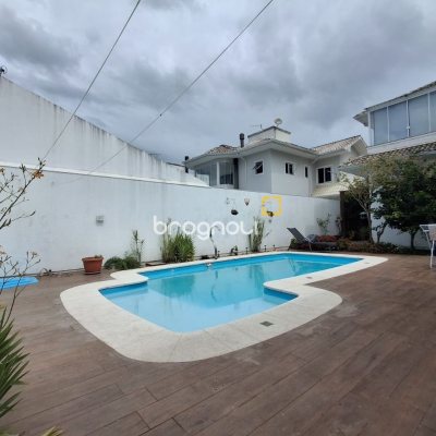 Casa com 235m², 3 quartos (sendo 1 suíte), 2 garagens, no bairro Pedra Branca em Palhoça