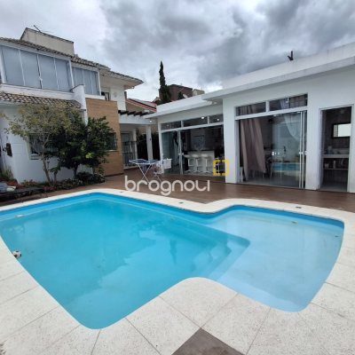 Casa com 235m², 3 quartos (sendo 1 suíte), 2 garagens, no bairro Pedra Branca em Palhoça