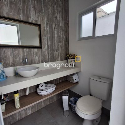 Casa com 235m², 3 quartos (sendo 1 suíte), 2 garagens, no bairro Pedra Branca em Palhoça