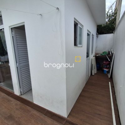Casa com 235m², 3 quartos (sendo 1 suíte), 2 garagens, no bairro Pedra Branca em Palhoça