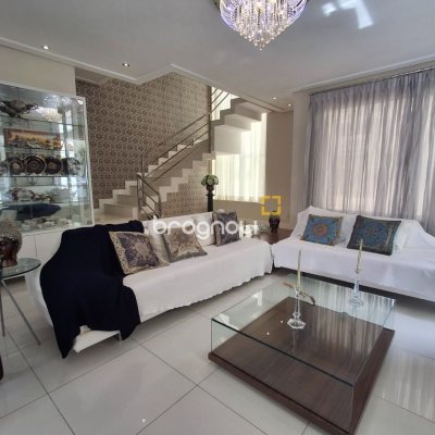 Casa com 235m², 3 quartos (sendo 1 suíte), 2 garagens, no bairro Pedra Branca em Palhoça