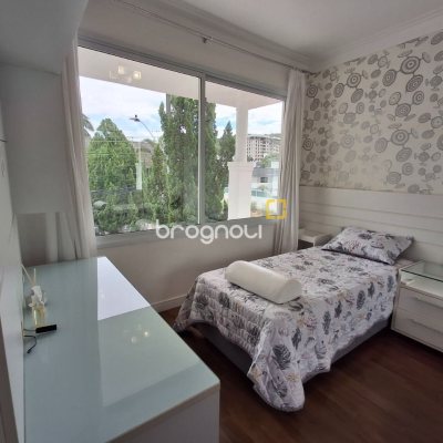 Casa com 235m², 3 quartos (sendo 1 suíte), 2 garagens, no bairro Pedra Branca em Palhoça