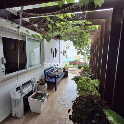 Casa com 235m², 3 quartos (sendo 1 suíte), 2 garagens, no bairro Pedra Branca em Palhoça