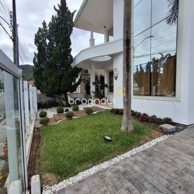 Casa com 235m², 3 quartos (sendo 1 suíte), 2 garagens, no bairro Pedra Branca em Palhoça