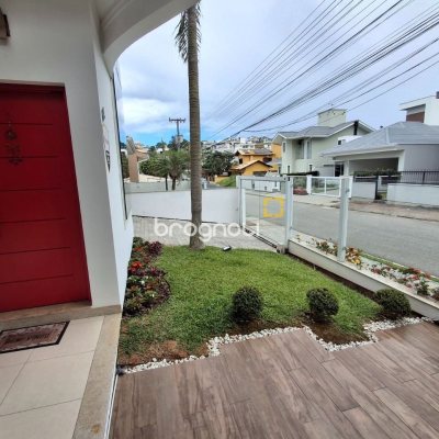 Casa com 235m², 3 quartos (sendo 1 suíte), 2 garagens, no bairro Pedra Branca em Palhoça