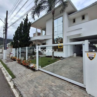 Casa com 235m², 3 quartos (sendo 1 suíte), 2 garagens, no bairro Pedra Branca em Palhoça