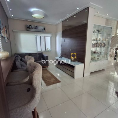 Casa com 235m², 3 quartos (sendo 1 suíte), 2 garagens, no bairro Pedra Branca em Palhoça