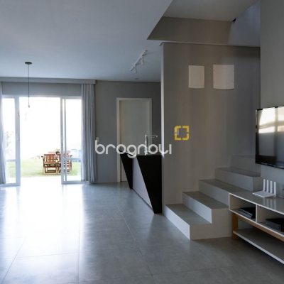 Casa com 151m², 3 quartos (sendo 1 suíte), 4 garagens, no bairro Ingleses em Florianópolis