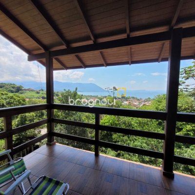 Casa com 210m², 3 quartos, 2 garagens, no bairro Ribeirão da Ilha em Florianópolis