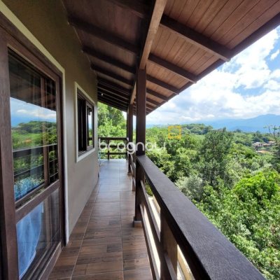 Casa com 210m², 3 quartos, 2 garagens, no bairro Ribeirão da Ilha em Florianópolis