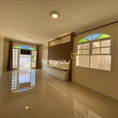 Casa com 189m², 3 quartos (sendo 1 suíte), 4 garagens, no bairro Nossa Senhora do Rosário em São José