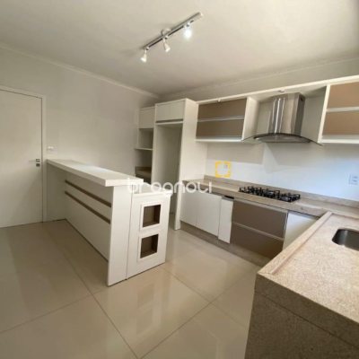 Casa com 189m², 3 quartos (sendo 1 suíte), 4 garagens, no bairro Nossa Senhora do Rosário em São José