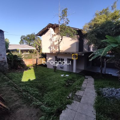 Casa com 130m², 4 quartos (sendo 2 suítes), 2 garagens, no bairro Sambaqui em Florianópolis