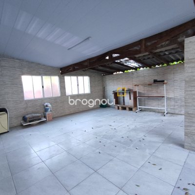 Casa com 130m², 4 quartos (sendo 2 suítes), 2 garagens, no bairro Sambaqui em Florianópolis