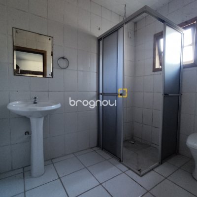 Casa com 130m², 4 quartos (sendo 2 suítes), 2 garagens, no bairro Sambaqui em Florianópolis