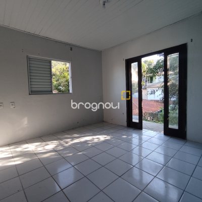 Casa com 130m², 4 quartos (sendo 2 suítes), 2 garagens, no bairro Sambaqui em Florianópolis