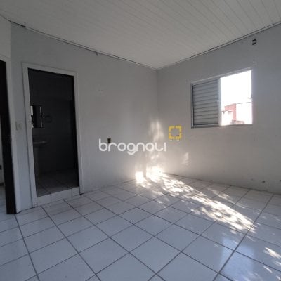 Casa com 130m², 4 quartos (sendo 2 suítes), 2 garagens, no bairro Sambaqui em Florianópolis