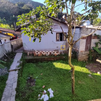 Casa com 130m², 4 quartos (sendo 2 suítes), 2 garagens, no bairro Sambaqui em Florianópolis