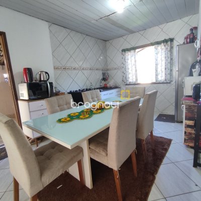 Casa com 130m², 4 quartos (sendo 2 suítes), 2 garagens, no bairro Sambaqui em Florianópolis